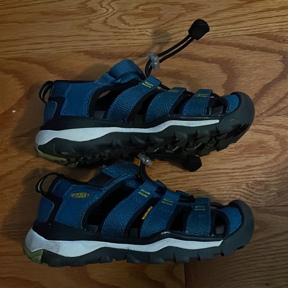 Keen kids 9 Sandals -like new - Picture 2 of 3